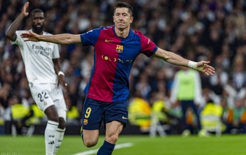 kaiyun.com-莱万多夫斯基重返赛场，比赛局势复杂首场状态出色，巴塞罗那观众沸腾！