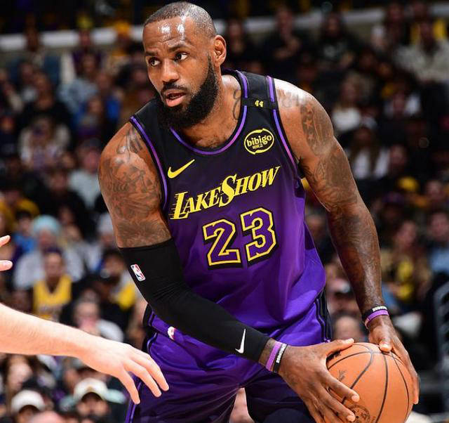 詹姆斯重返赛场，重要助攻首场状态出色，TL观众沸腾！